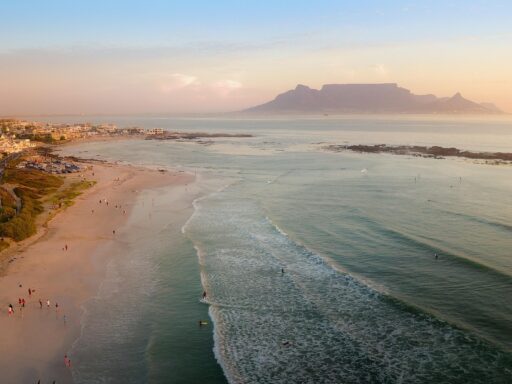 Descubra curiosidades sobre a África, incluindo natureza, rios, cultura, minerais e fatos surpreendentes do continente africano.