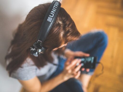 Por que algumas músicas grudam na cabeça?